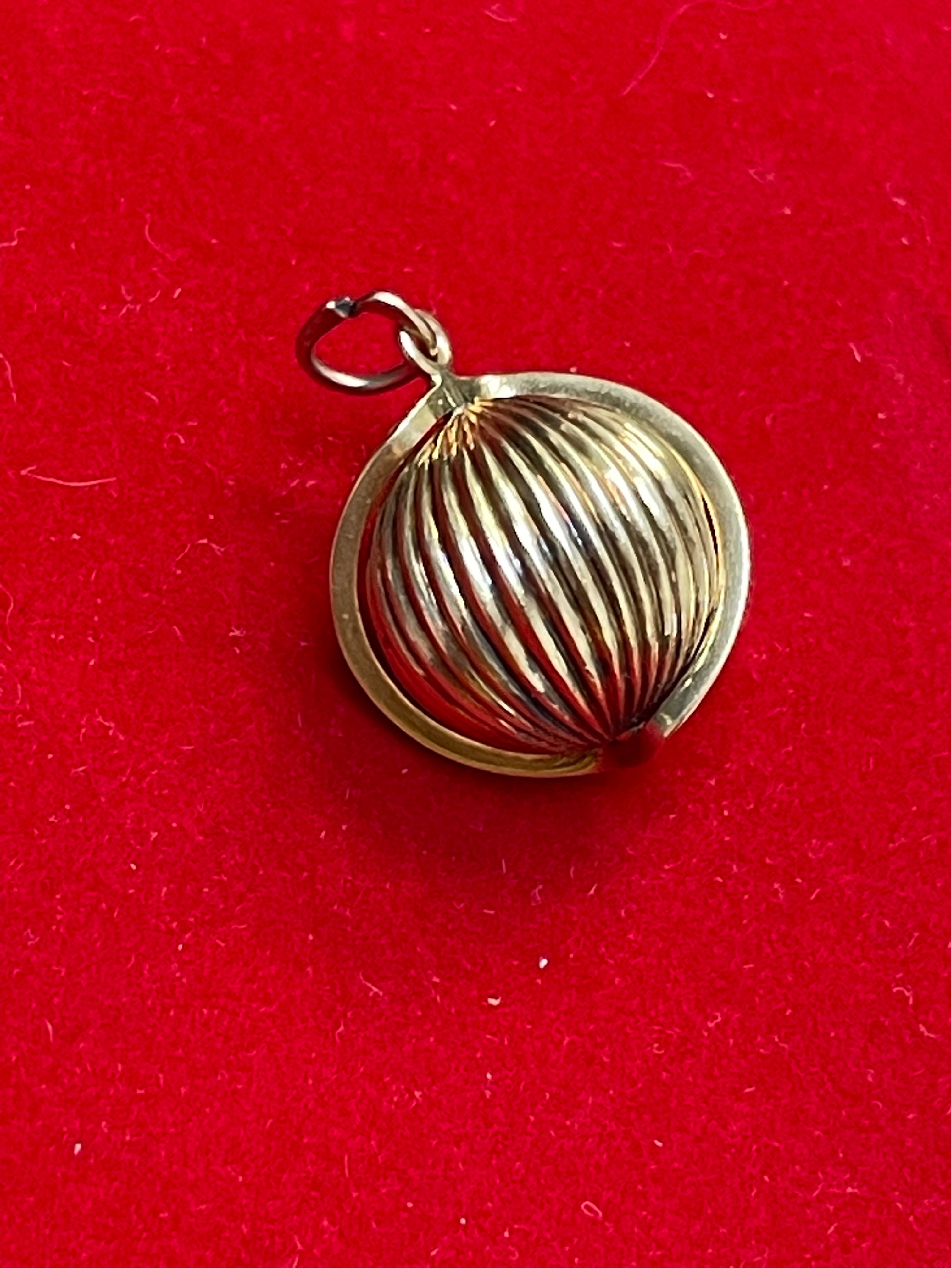 Vintage Spinning Fluted 18K Yellow Gold Sphere Ball Charm Pendant