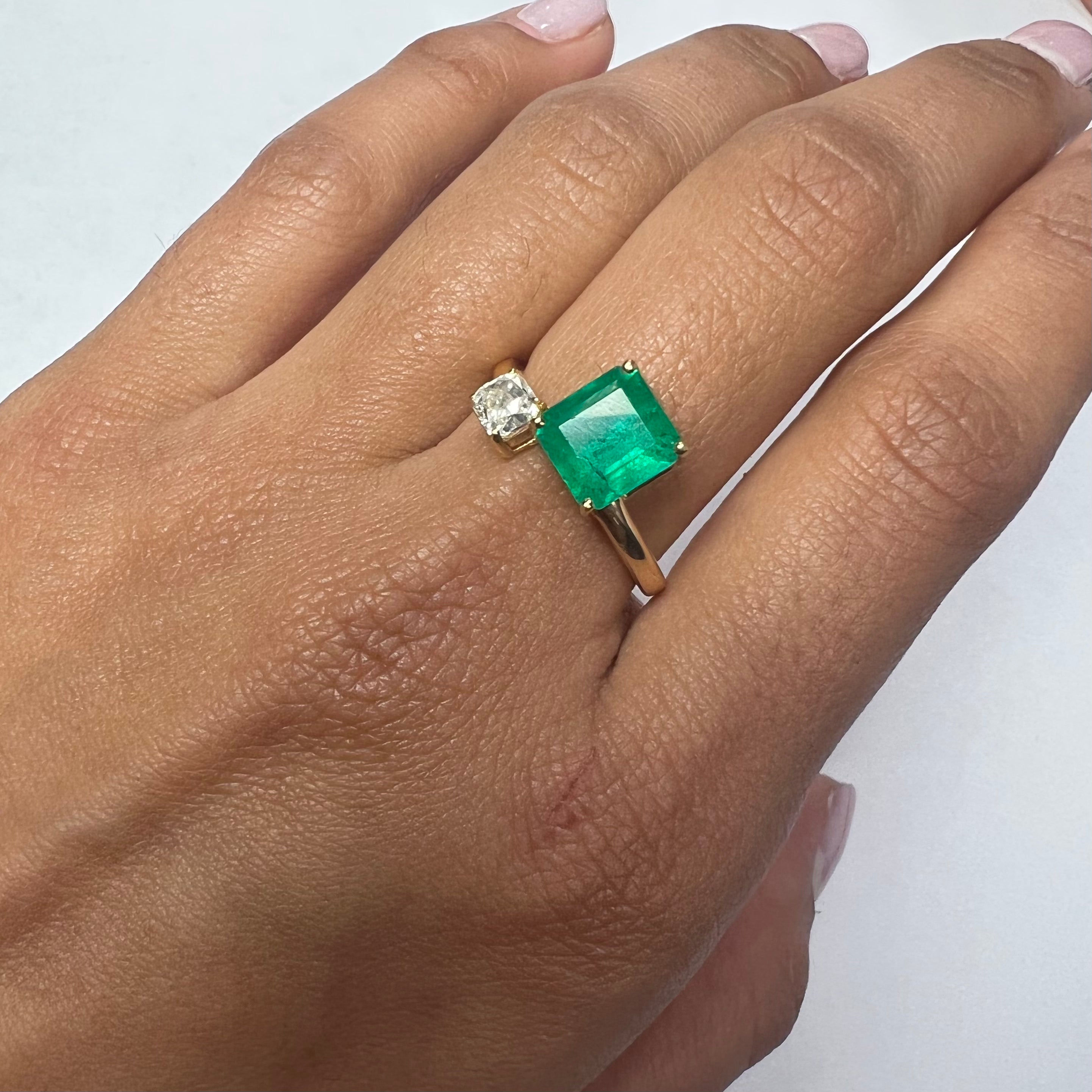 Solid 18K Yellow Gold  Diamond and Emerald Ring Band Size 7