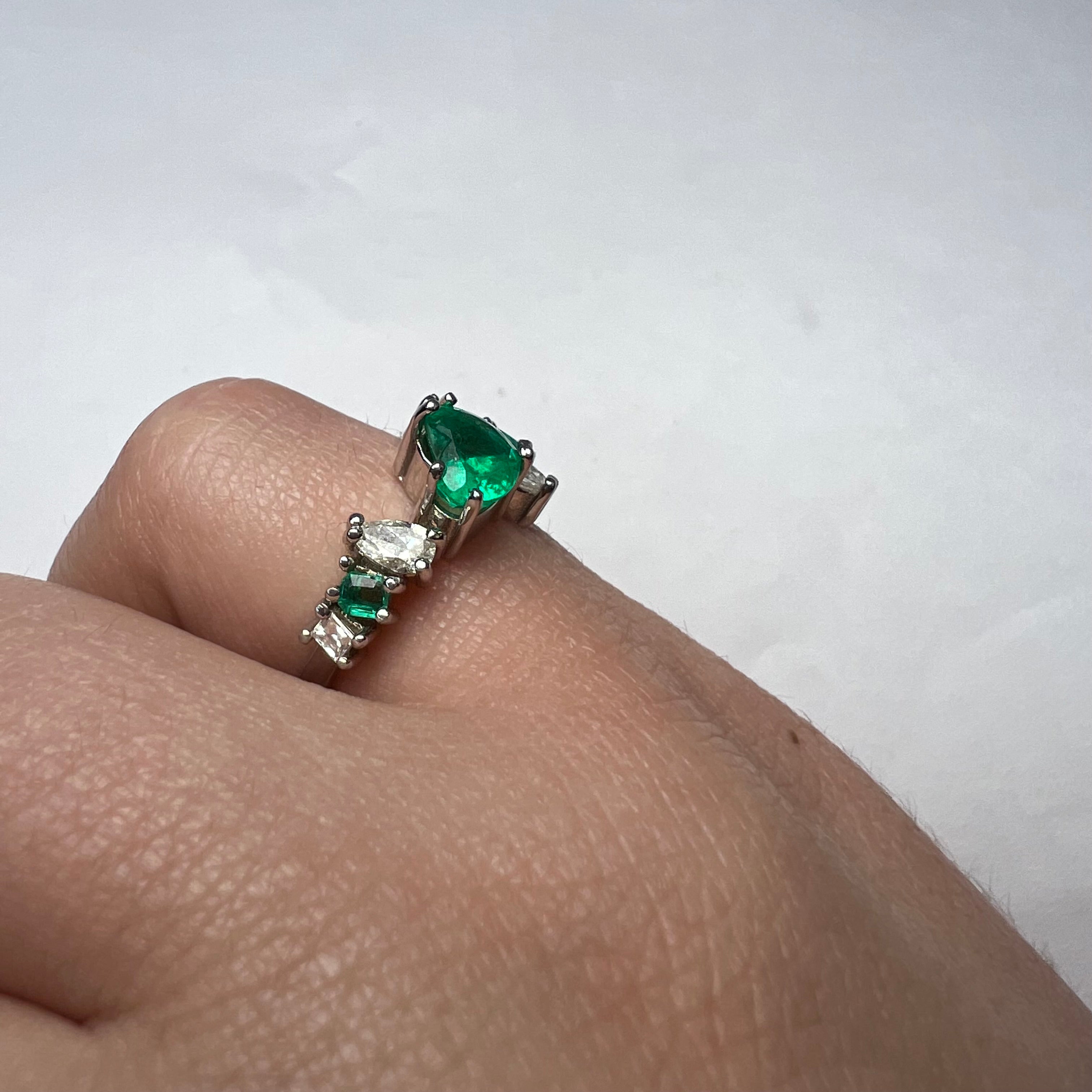 Solid 18K White Gold Multi-shape Diamond and Emerald Ring Band Size 5.5