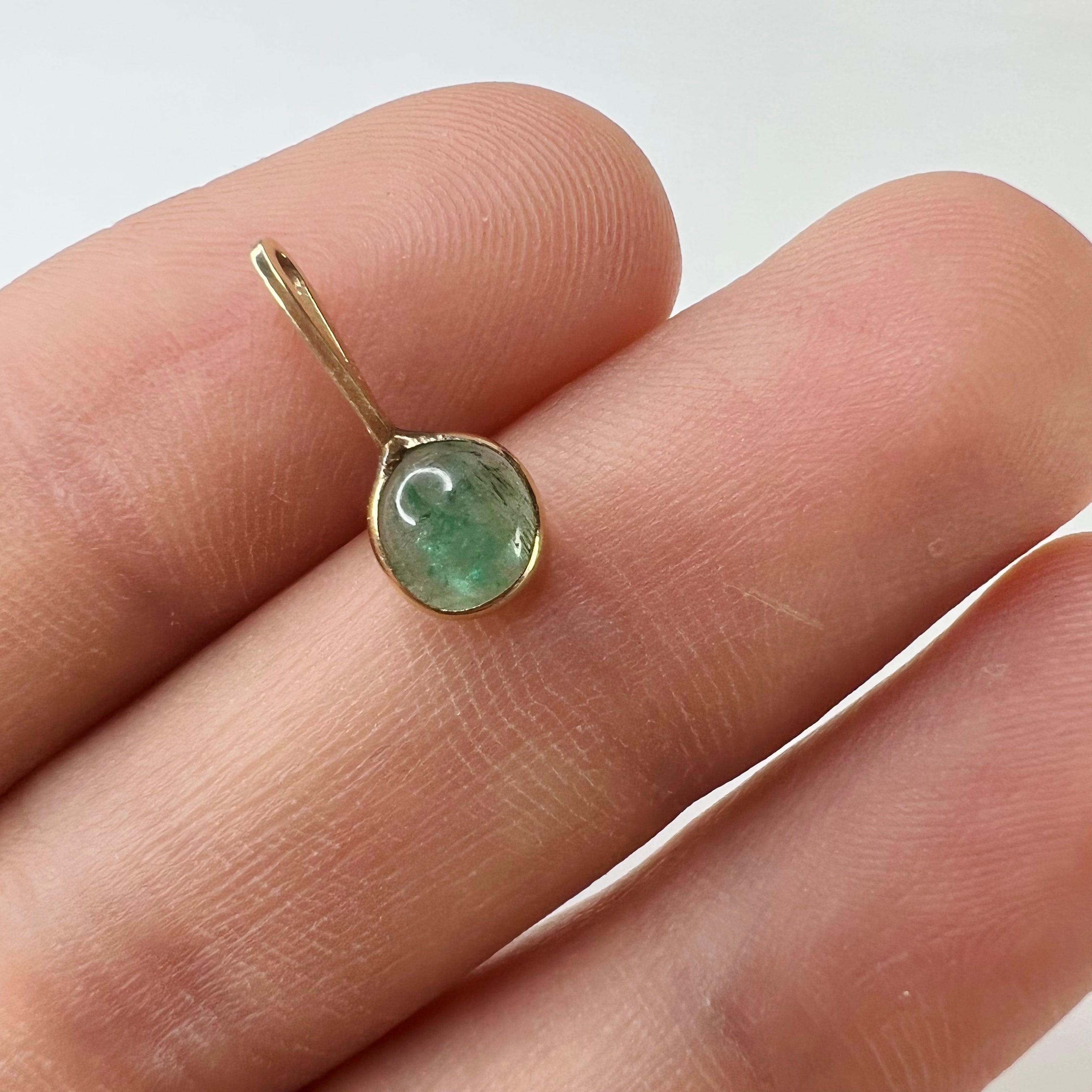 .80CT Colombian Round Cabochon Emerald 14K Yellow Gold Pendant Charm 15x6mm
