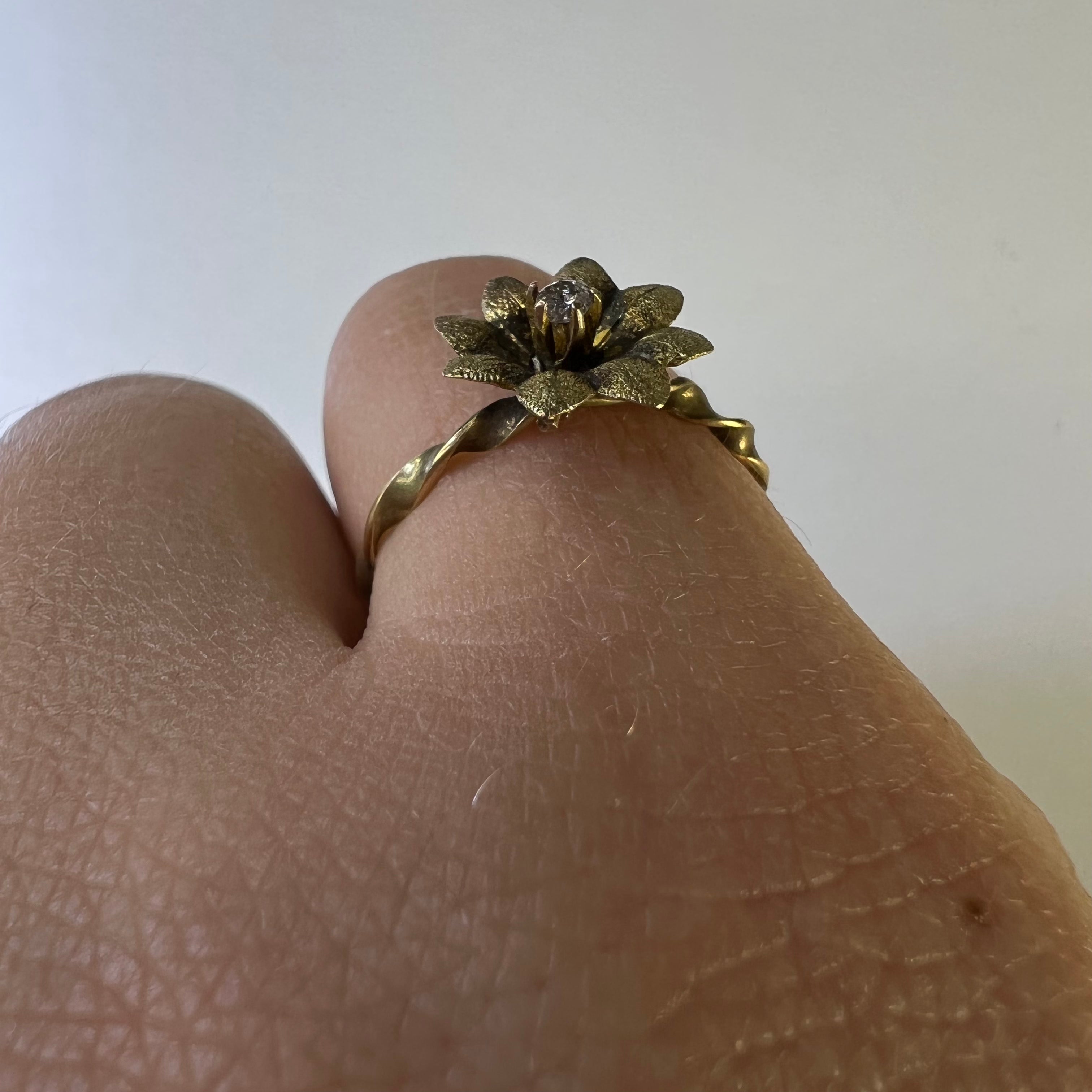 Antique 14K Yellow Gold Flower with Diamond Twisted Band Ring Size 5.75