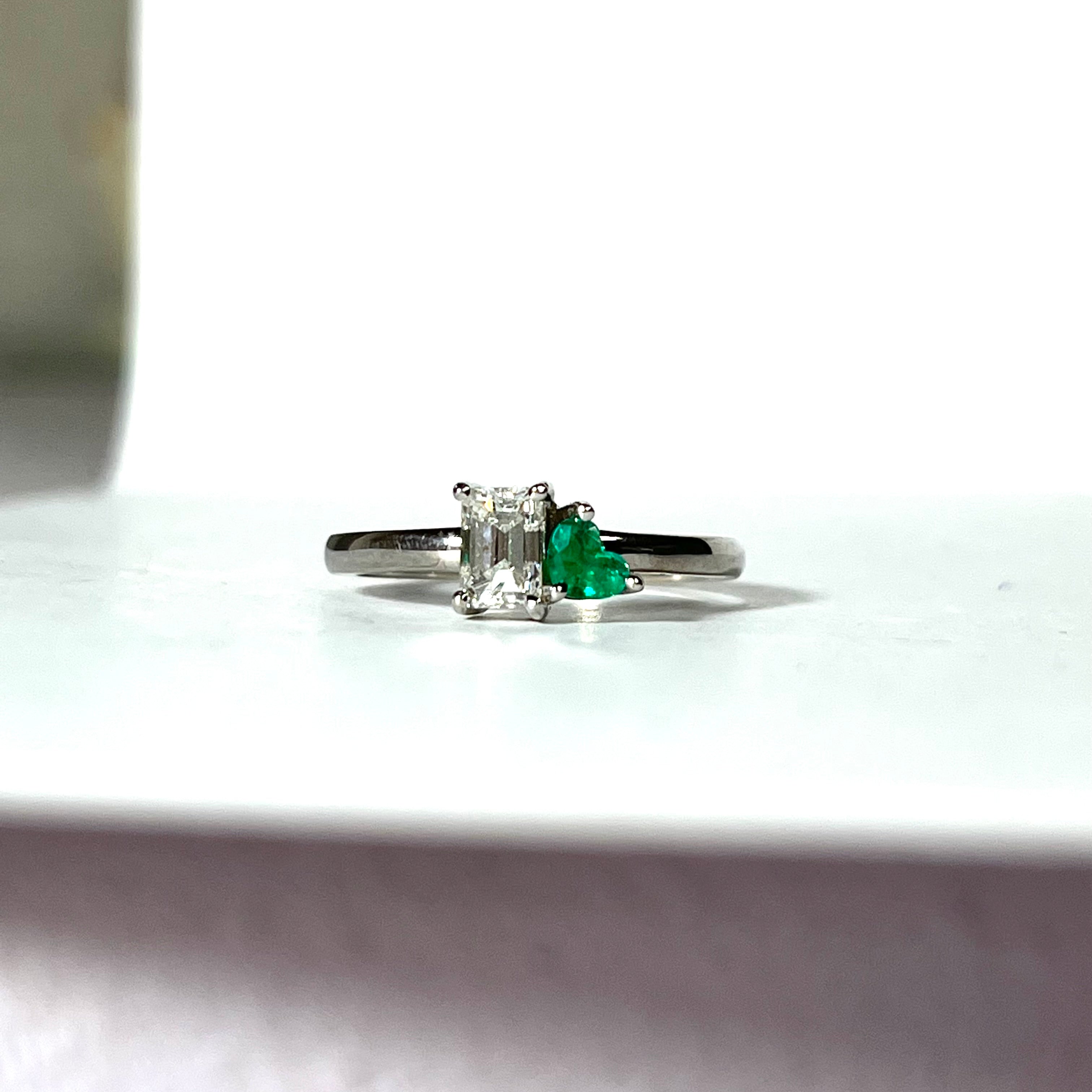 18K White Gold Emerald Heart and Baguette Diamond Toi et Moi Ring Band Size 7