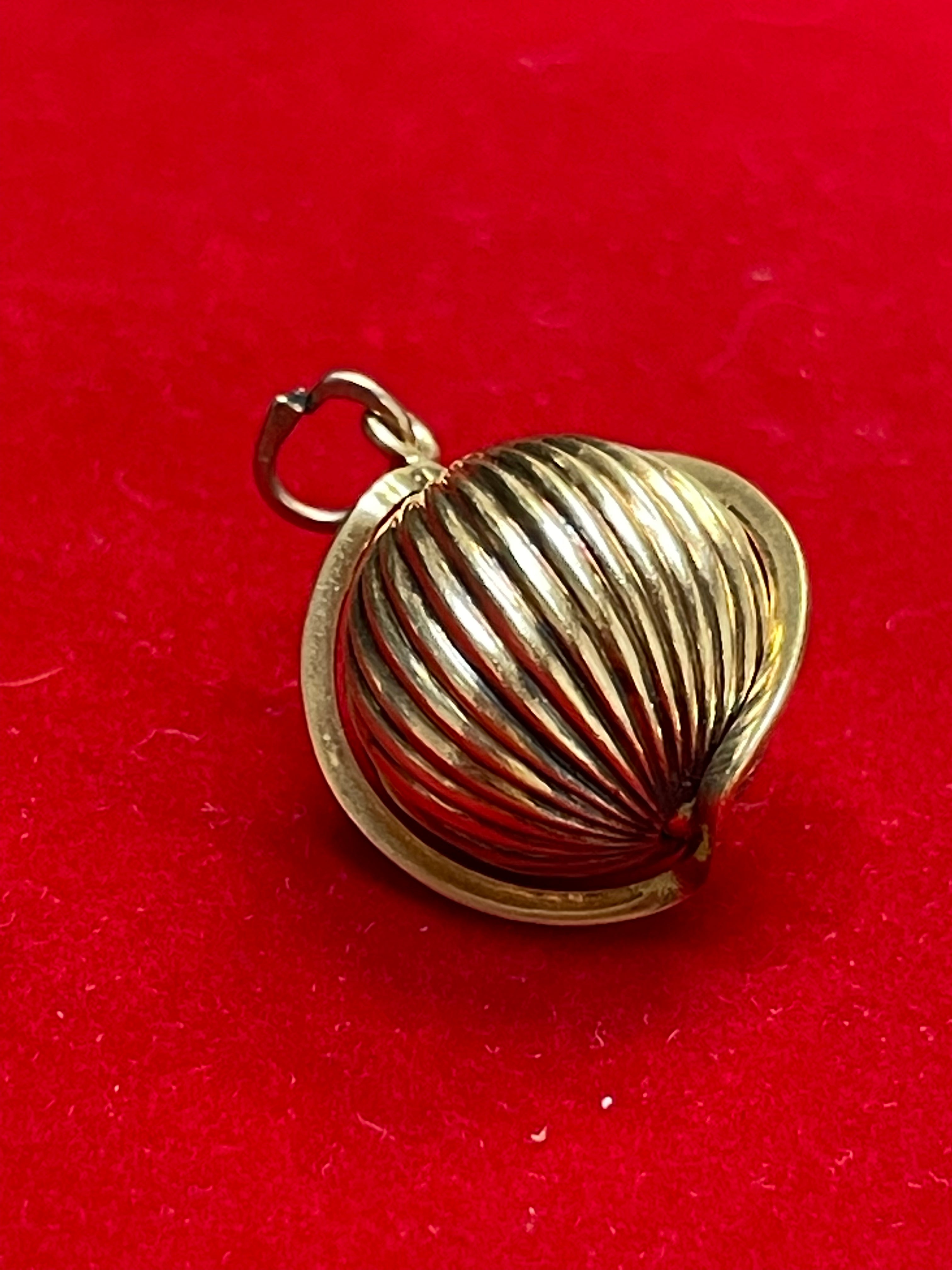 Vintage Spinning Fluted 18K Yellow Gold Sphere Ball Charm Pendant