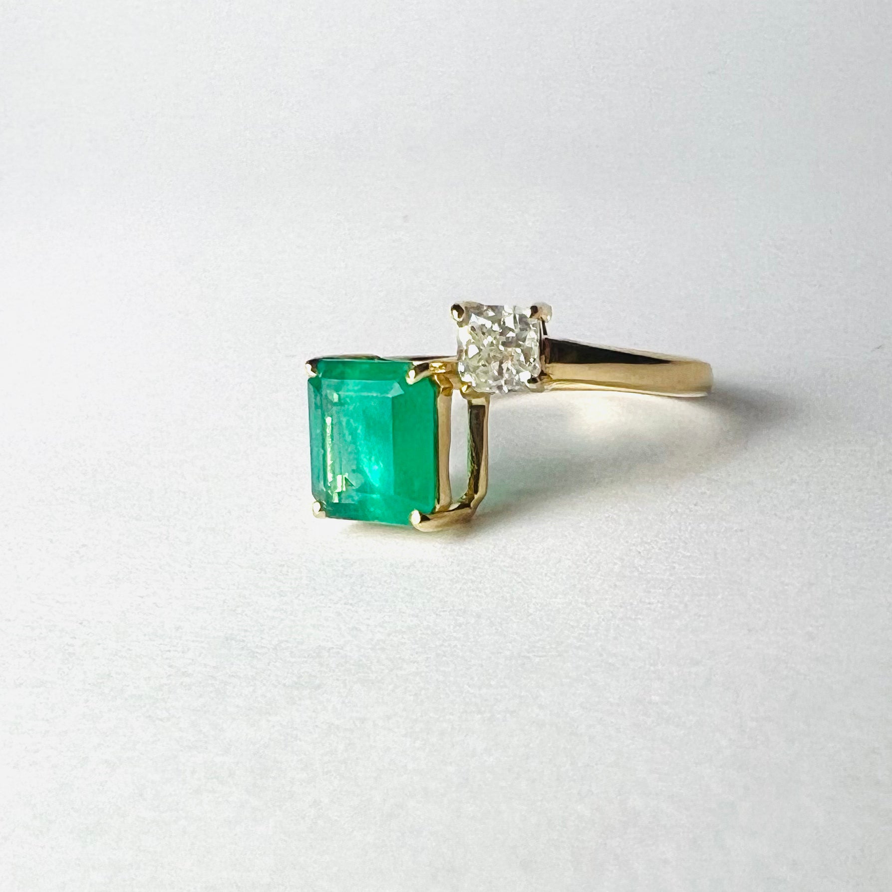 Solid 18K Yellow Gold  Diamond and Emerald Ring Band Size 7