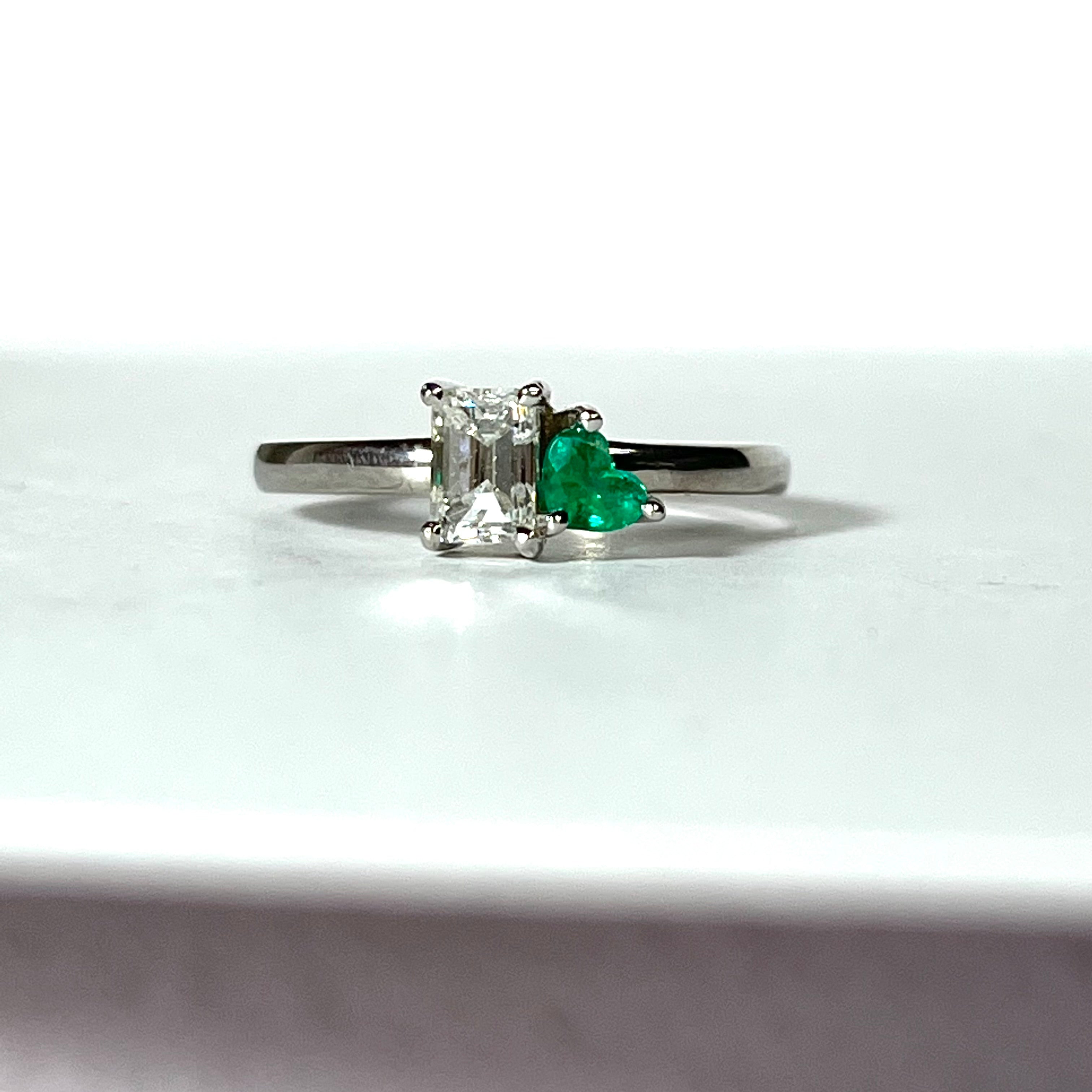 18K White Gold Emerald Heart and Baguette Diamond Toi et Moi Ring Band Size 7