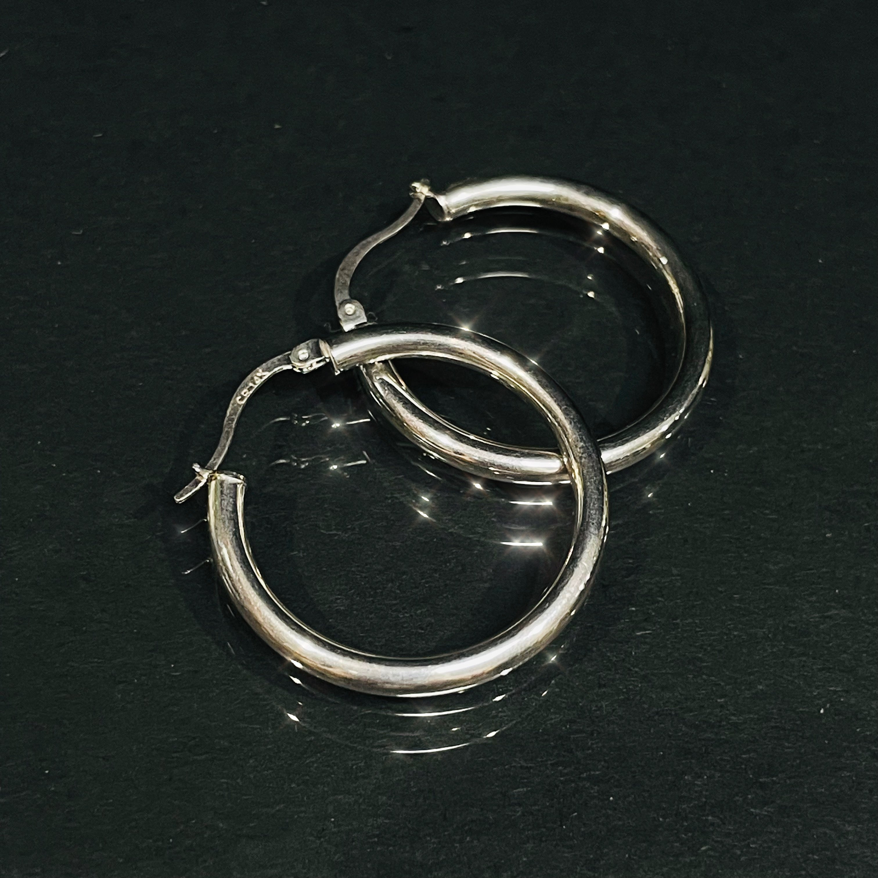 1.25” 2.5mm 14K White Gold Sleek Hoop Earrings
