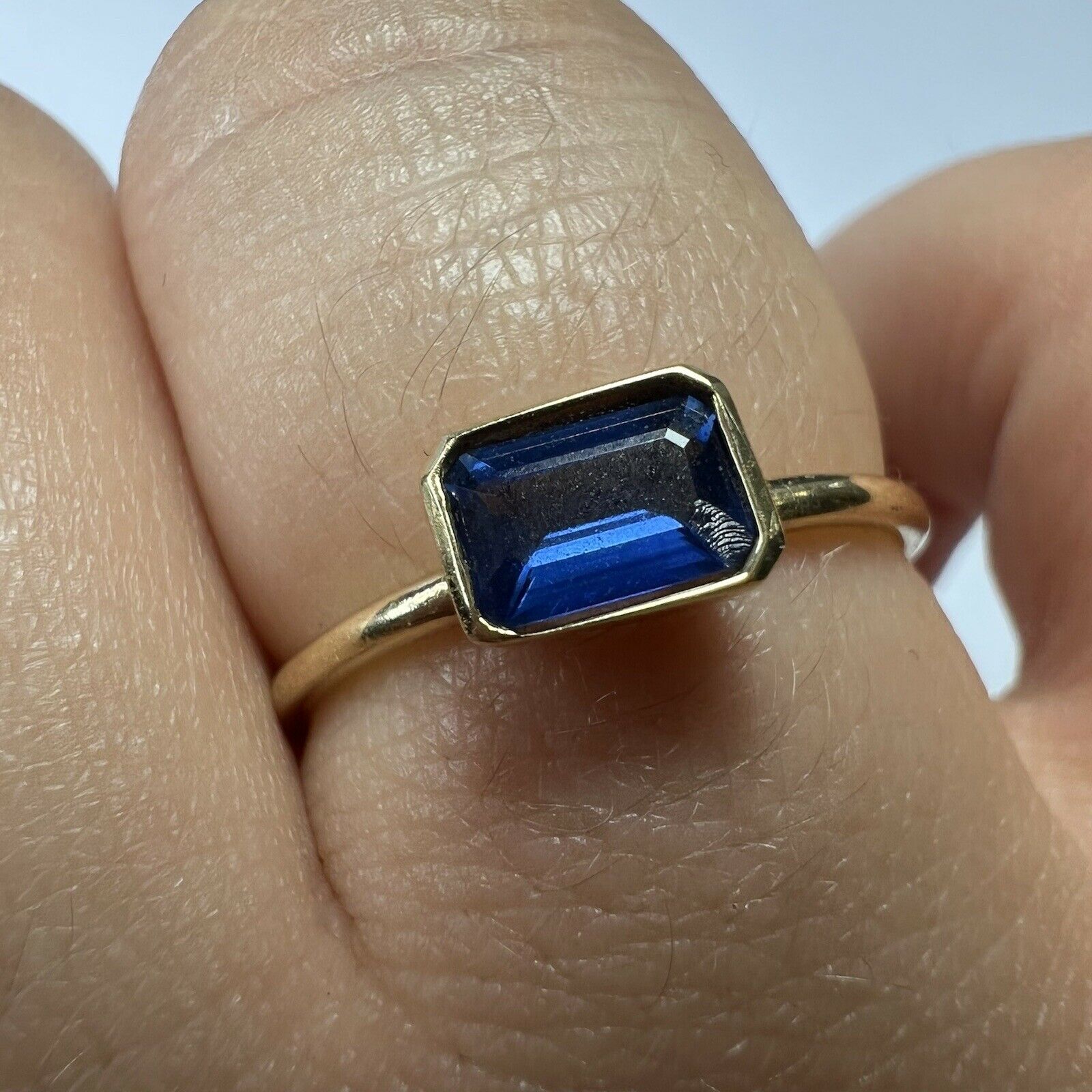 Solid 18K Yellow Gold Bezel set Sapphire Dainty Ring Band Size 7.25